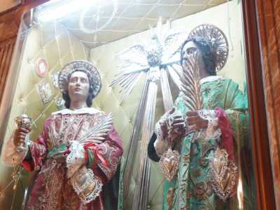 Ai Santi Medici � dedicata una cappelletta sul lato destro: le statue di Cosma e Damiano vestiti con abiti rossi e verdi impreziositi da ricami in oro e argento, recano la palma del martirio